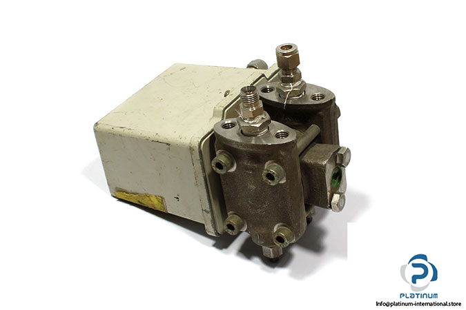 131-siemens-m-56-604-c1111-b110-transducer-for-differential-pressure-1