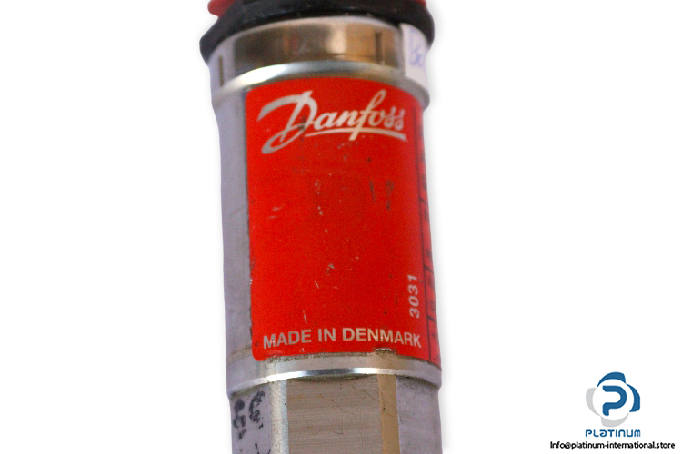 Danfoss-AKS33-060G2045-pressure-transmitter-(used)-1