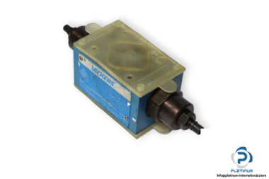 Vickers-DGMFN-3-Y-A2W-B2W-41-flow-restrictor-valve-(used)