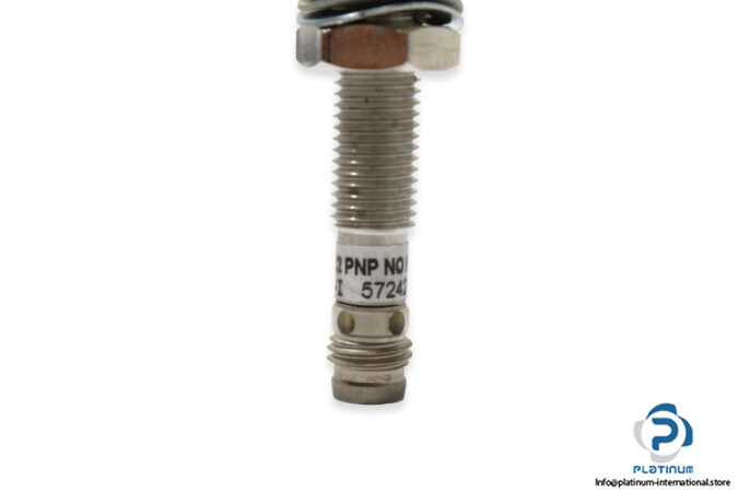 aeco-si8-dc2-pnp-no-h1-s-inductive-sensor-3