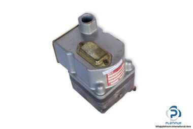 barksdale-DPD1T-GM3SS-diaphragm-differential-pressure-switch-(used)