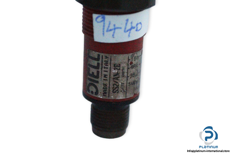 diell-SS2_AN-2E-photoelectric-diffuse-reflection-sensor-used-2