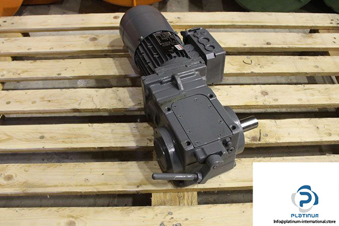 lenze-gkk05-2m-gar-071c32-bevel-geared-motor-with-clutch-1