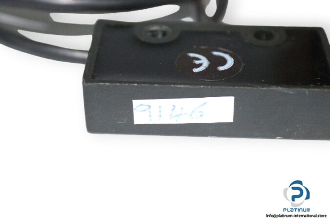 omron-D40B-1B10-compact-non-contact-door-switch-used-3