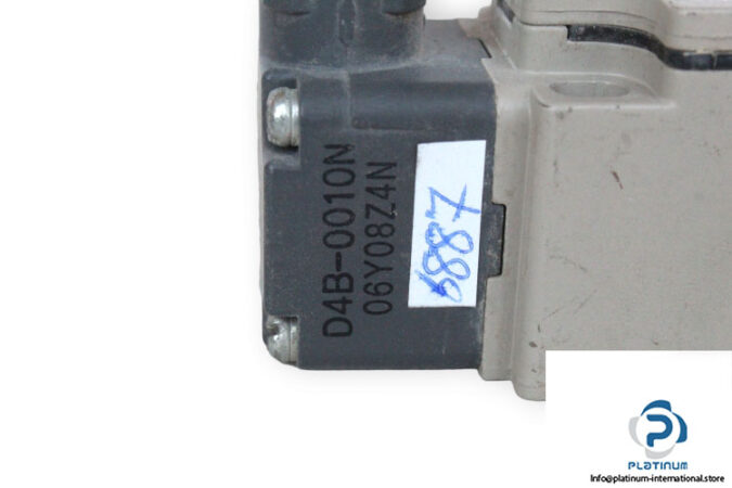 omron-D4B-1117N-safety-limit-switch-(used)-2