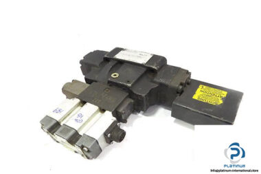 PARKER-D41FTE04FK4NF0823-HYDRAULIC-SERVO-VALVE3_675x450.jpg