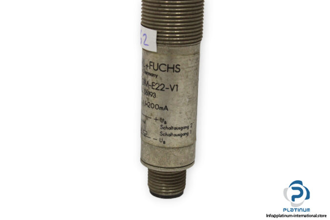 pepperl-fuchs-UB300-18GM-E22-V1-ultrasonic-sensor-used-3