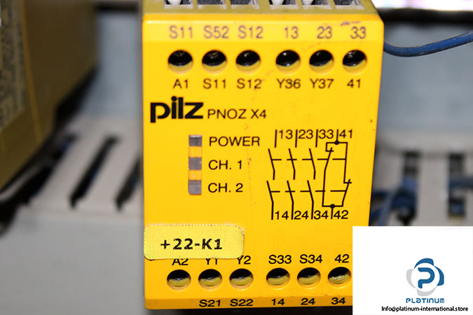 pilz-PNOZ-X4-24VDC-3N_0-1N_C-safety-relay-(used)-1