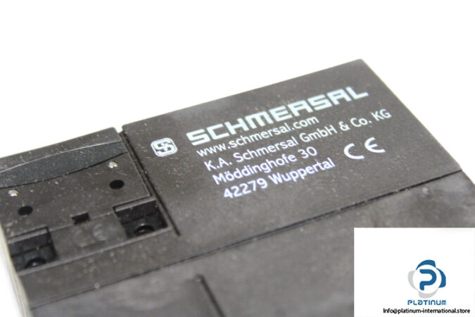 schmersal-azm-170cc-02zrka-solenoid-interlock-1