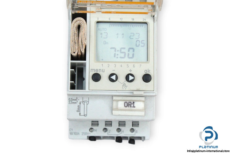 schneider-CCT15720-digital-time-switch-(used)-1