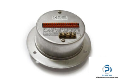 SIKA-ELECTRONIC-TS32500-FLOW-SENSOR-FLOW-METER3_675x450.jpg