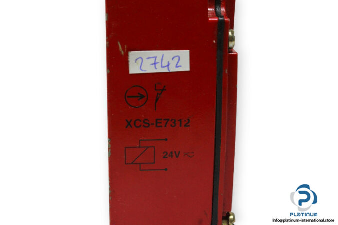 telemecanique-XCS-E7312-safety-switch-(used)-2