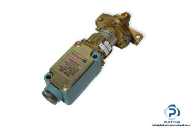 telemecanique-XM2-JM004-pressure-switch-used