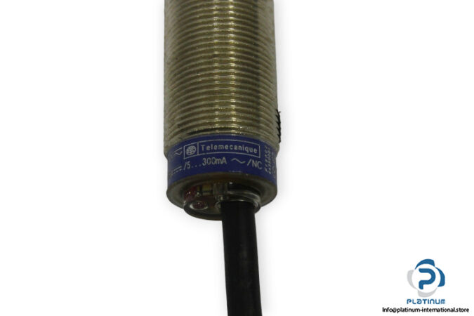 telemecanique-XS1-M18MB230-inductive-sensor-new-2