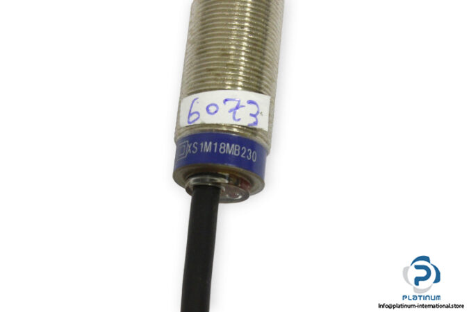 telemecanique-XS1-M18MB230-inductive-sensor-new-3