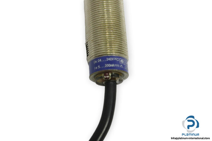 telemecanique-XS1-M18MB230-inductive-sensor-new-4