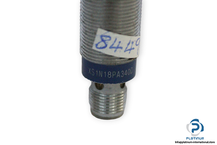 telemecanique-XS1N18PA340D-inductive-sensor-used-3