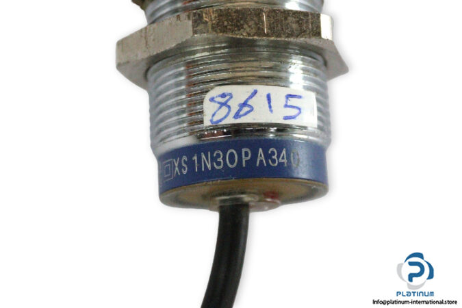 telemecanique-XS1N30PA340-inductive-sensor-(Used)-3