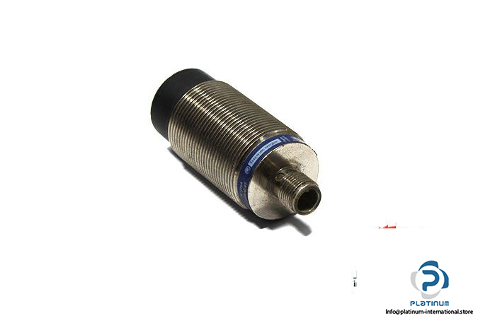 telemecanique-XS2M30PA370D-inductive-sensor-1
