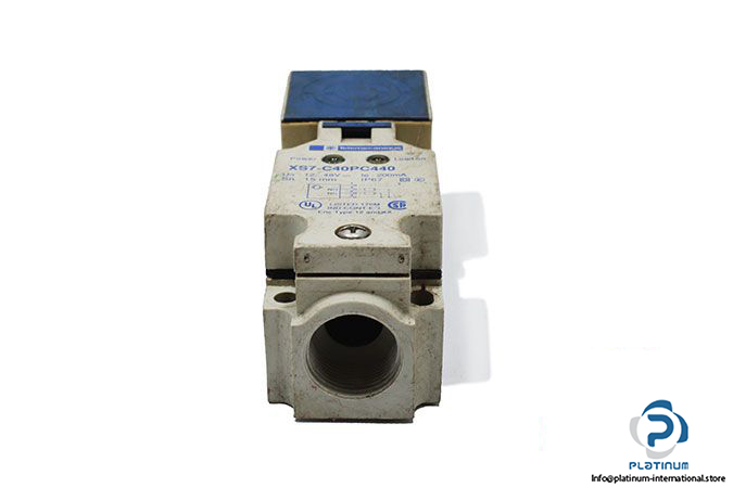 telemecanique-xs7c40pc440-inductive-sensor-1