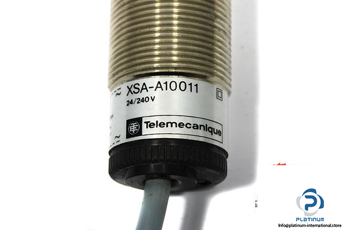 telemecanique-XSA-A10011-inductive-sensor-1