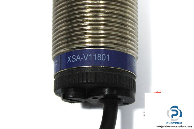 telemecanique-XSA-V11801-inductive-sensor-1