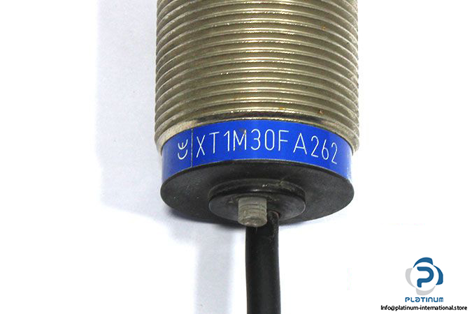 telemecanique-xt1m30fa262-capacitive-sensor-1