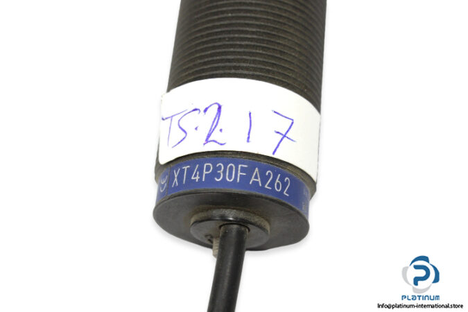 telemecanique-xt4p30fa262-capacitive-sensor-2