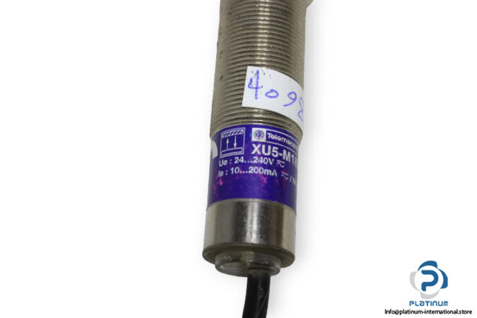 telemecanique-xu5-m18ma230-photoelectric-sensor-used-2