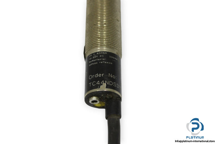 wenglor-TC44NDS319-photoelectric-diffuse-sensor-used-2