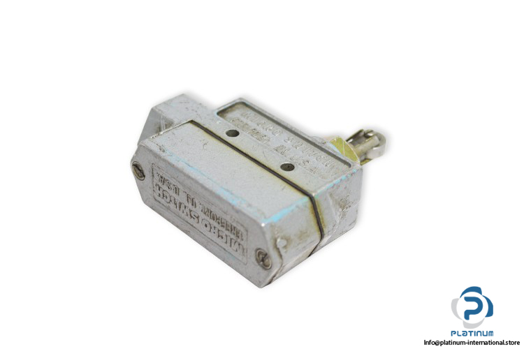 micro-switch-BZE6-2RQ9-micro-switch-(Used)-1