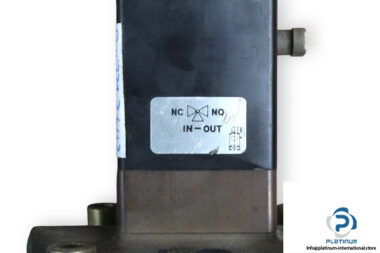 Burkert-5282-A-32.0-NBR-M5-solenoid-valve-(used)-1