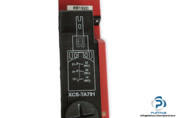 telemecanique-XCSTA791-safety-limit-switch-(new)-1