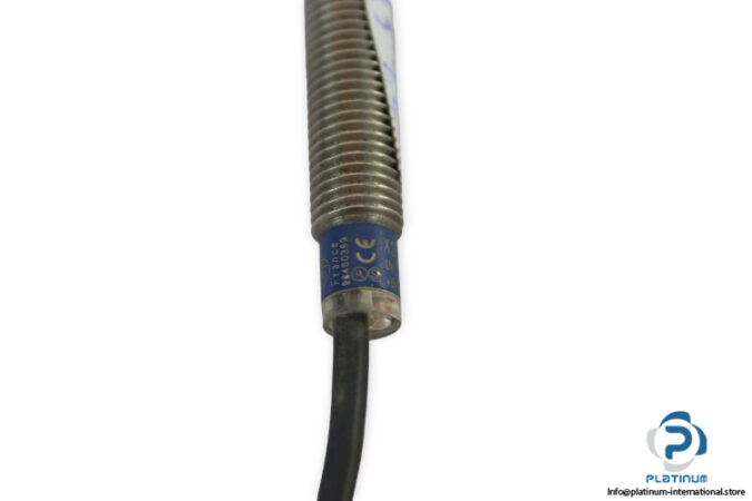 telemecanique-XS1M08PA370-inductive-proximity-sensor-(Used)-2