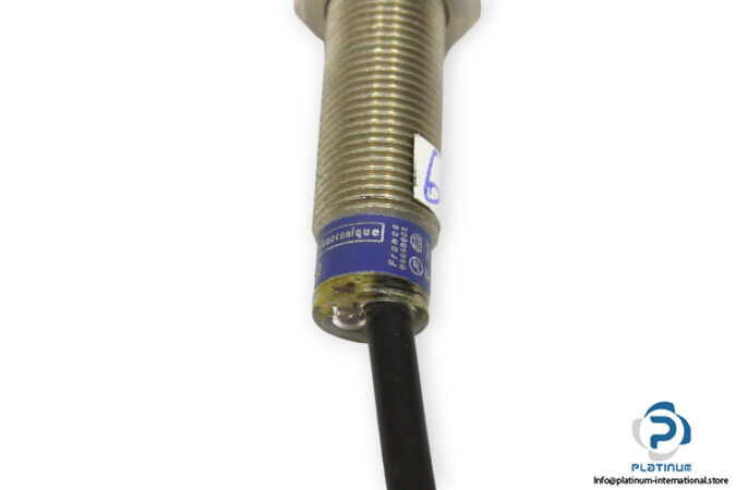 telemecanique-XS1M12MA230-inductive-sensor-new-2