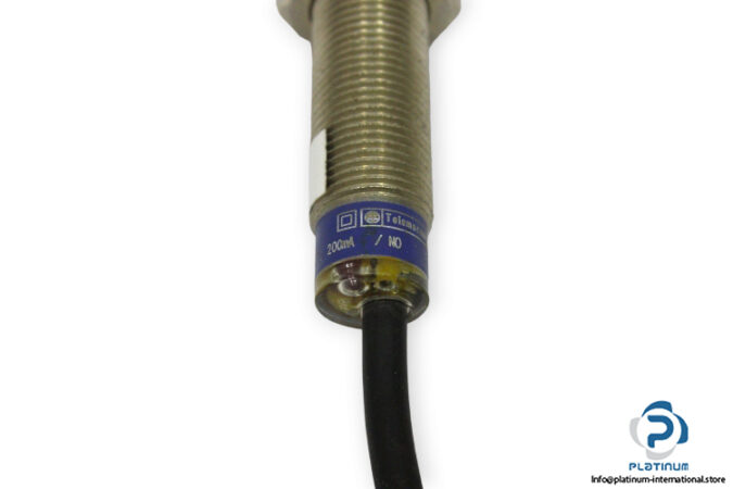 telemecanique-XS1M12MA230-inductive-sensor-new-3