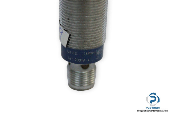 telemecanique-XS1N18PA340D-inductive-sensor-used-4