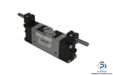 Univer-G-7144-double-solenoid-valve-(used)