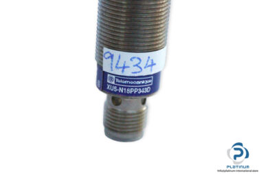 telemecanique-XU5-N18PP343D-diffuse-sensor-(Used)-1