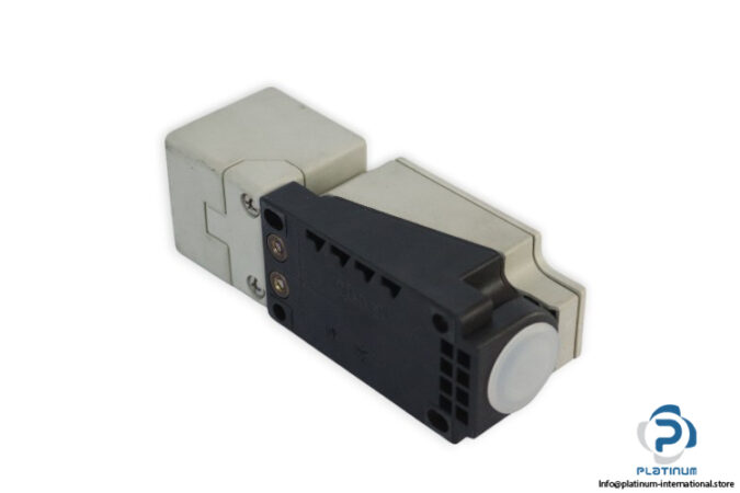 omron-E2Q2-N20E3-H-inductive-proximity-sensor-(New)-2