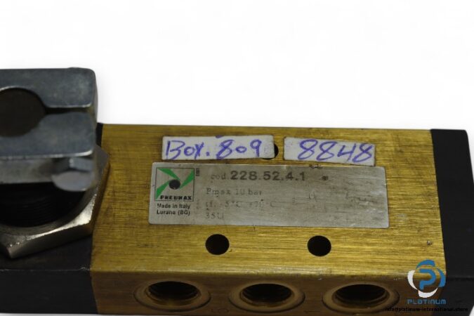 Pneumax-228.52.4.1-roller-lever-valve(used)-2