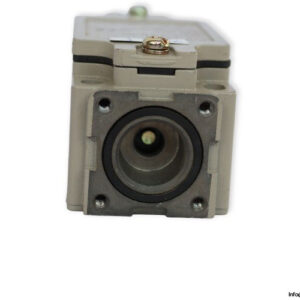 omron-D4B-1116N-limit-switch-body-(used)-2