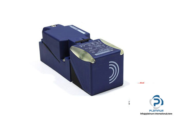 telemecanique-XS8C4A1PCP20-inductive-sensor