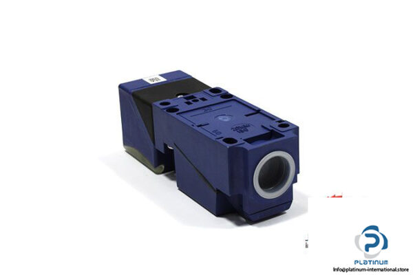 telemecanique-xs8c4a1pcp20-inductive-sensor-2