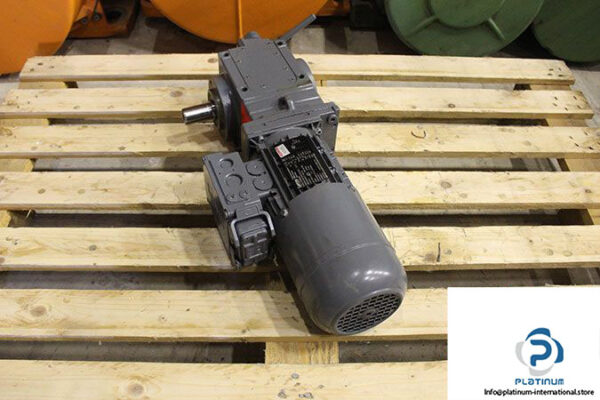 lenze-gkk05-2m-gar-071c32-bevel-geared-motor-with-clutch-2