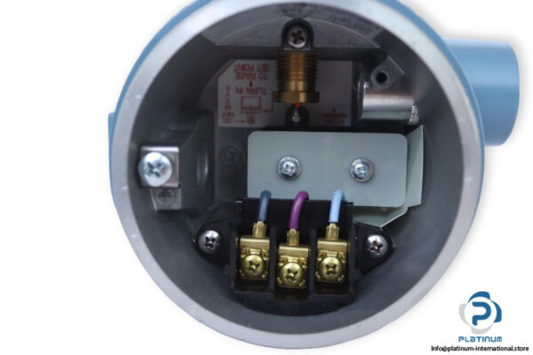 united-electric-controls-J120-15640-pressure-switch-(New)-1