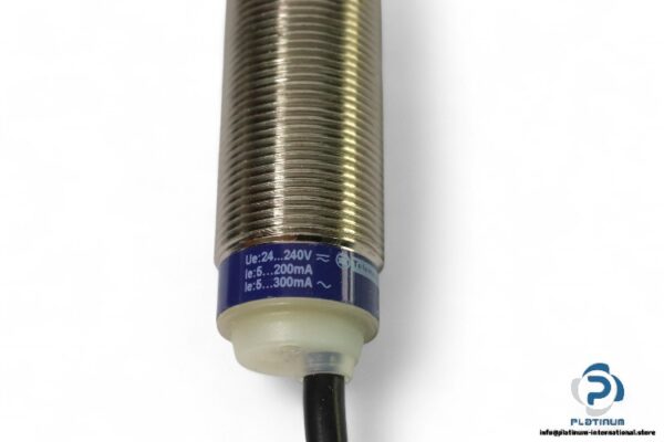 telemecanique-XS618B1MAL2-inductive-sensor(new)-2