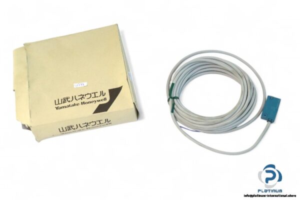 yamatake-honeywell-FE5R-LMA6D-L5-photoelectric-retro-reflective-sensor-(new)-1