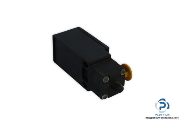 pizzato-FR-501-S4-limit-switch(used)-1