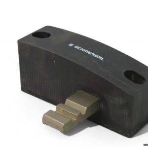 schmersal-AZ-AZM-200-B1-LT-solenoid-interlock(used)-1